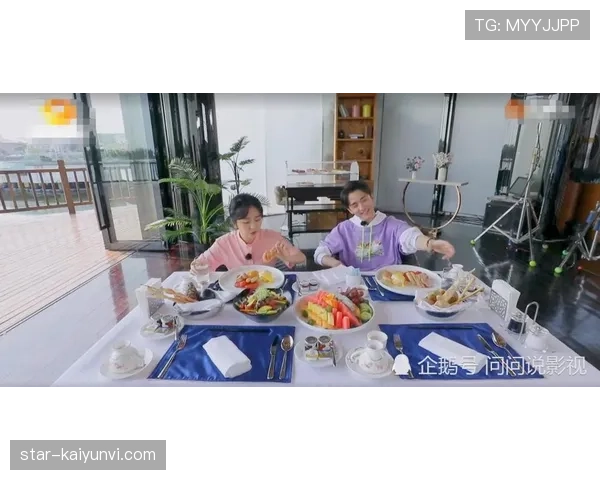 季丽萍晒的早饭：盘子像邻居阿姨，背景灯光像豪宅，这反差笑得我停不下来