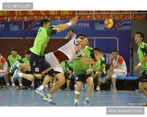 手臂自然位置判罚如何影响足球手球规则的认定？